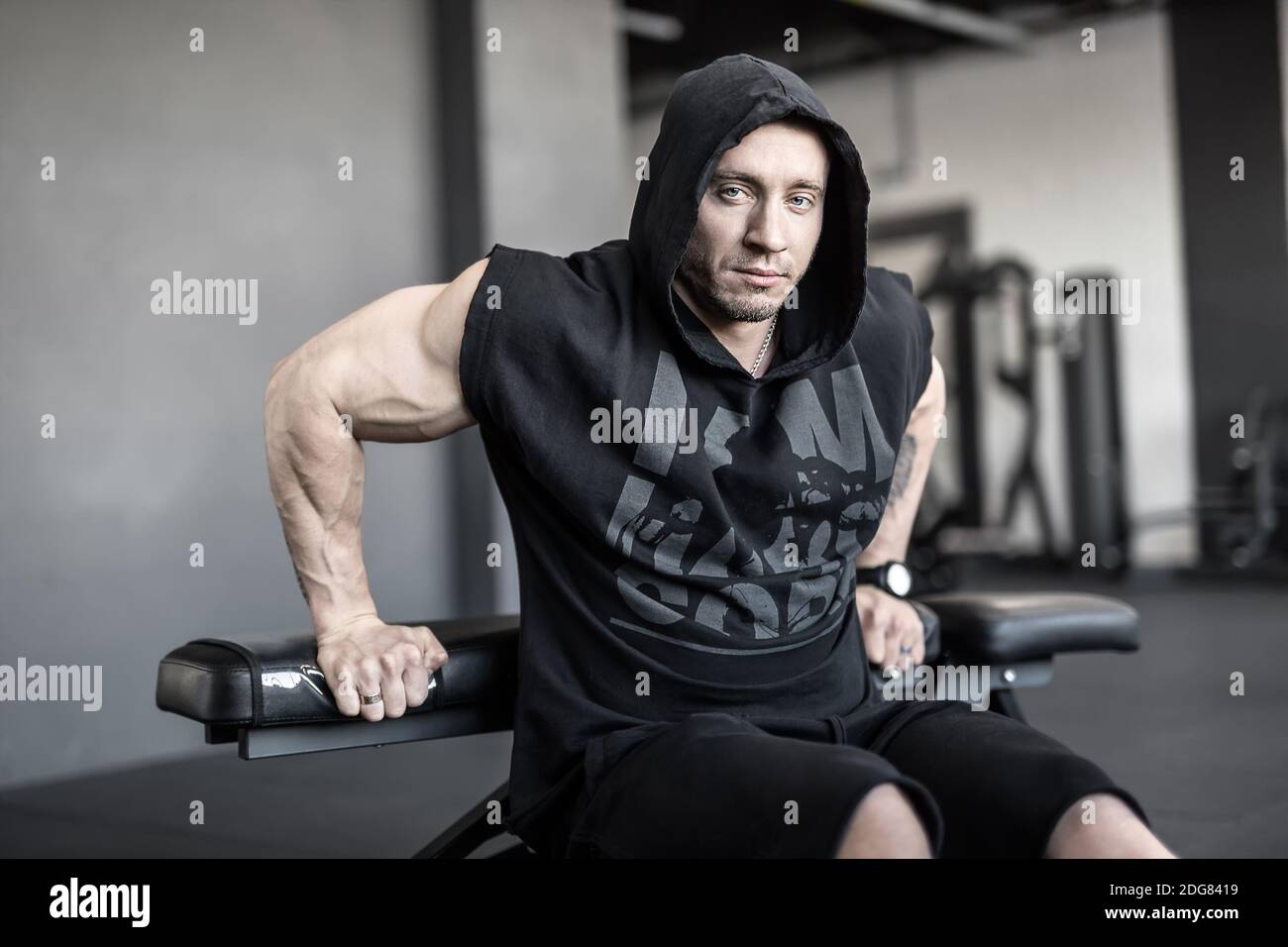 Brutaler Mann im Fitnessstudio Stockfoto