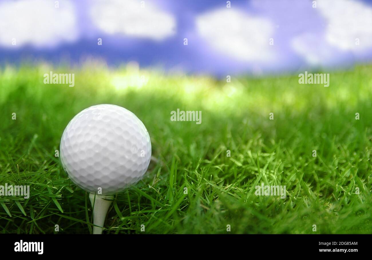 Golfball auf dem T-Shirt und blauer Himmel Stockfoto