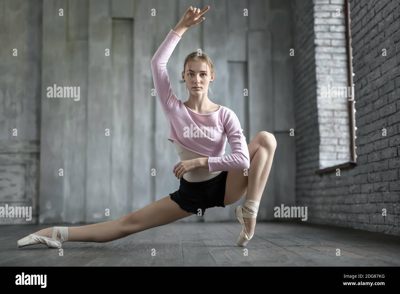 Ballerina posiert im studio Stockfoto