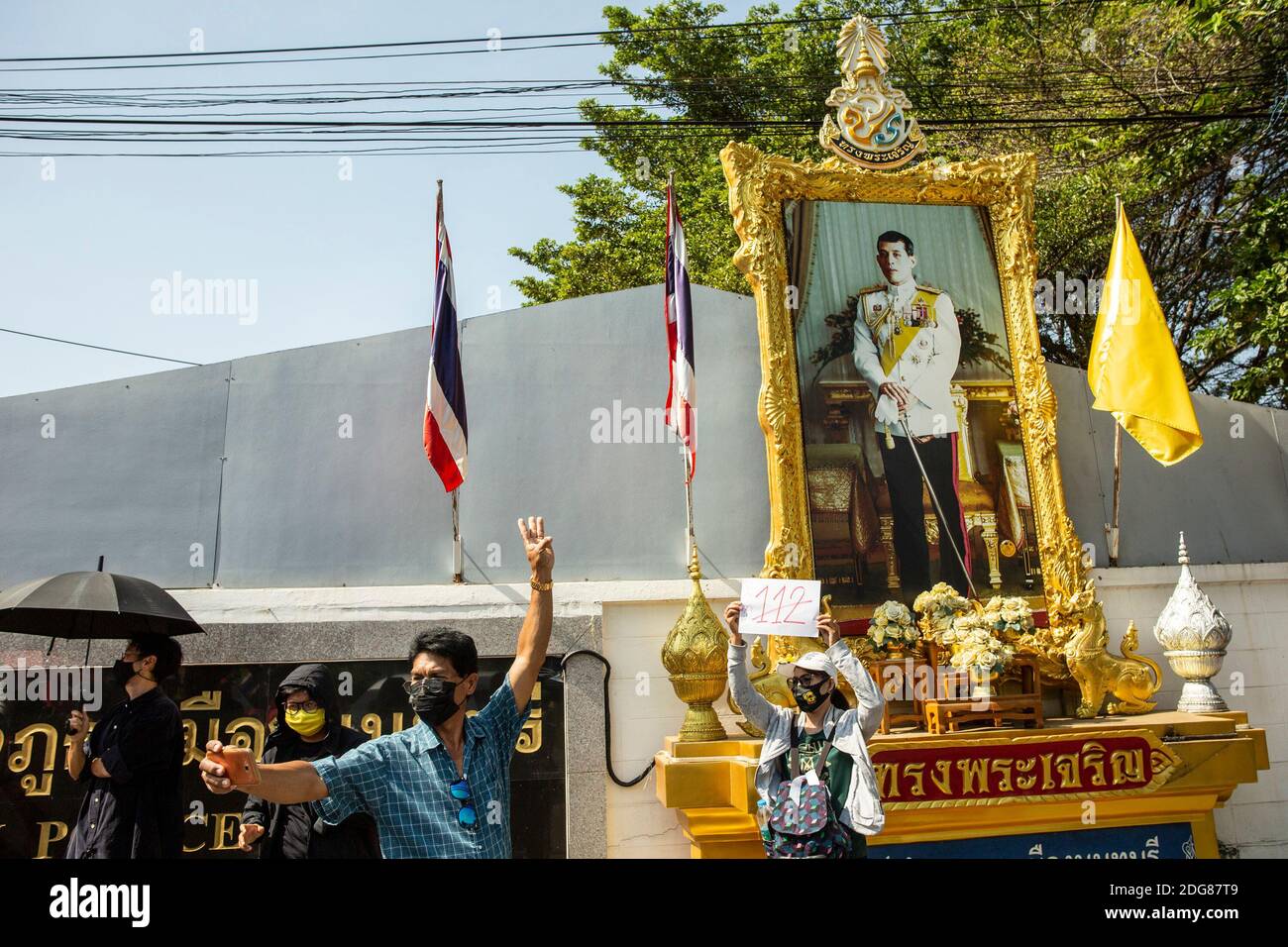 Bangkok, Thailand. Dezember 2020. Pro-demokratische Anhänger versammeln sich auf der Straße, um Unterstützung für vier Protestführer zu zeigen, die am Dienstag, den 08. Dezember 2020 vor der Nonthaburi Polizeiwache in Bangkok, Thailand, wegen der Hauptanklagen (Abschnitt 112 des Strafgesetzbuches) vorgeladen werden. Die Protestführer Parit 'Penguin' Chiwarak, Panupong 'mike'' Jadnok, Panusaya 'rung' Sithijirawattanakul und Chinnawat Chankrachang tauchten auf der Polizeiwache auf, um zu hören, dass ihnen wegen ihrer Reden, die die thailändische Monarchie kritisierten und zur Monarchie aufriefen, die Hauptanklagen gegen sie erhoben wurden Stockfoto