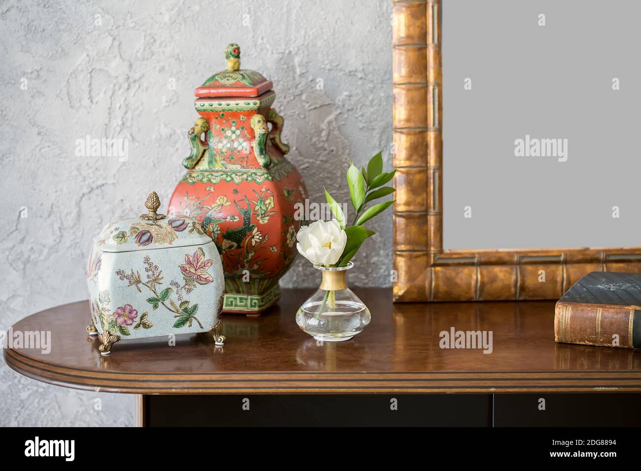 Tischplatte aus Holz mit Dekorationen Stockfoto