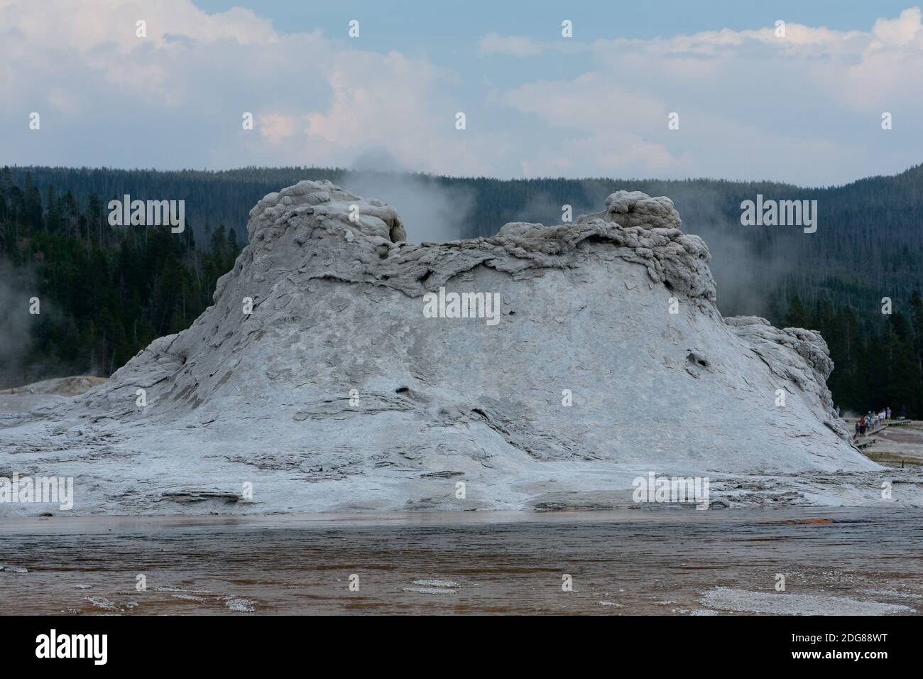 Ein Kegelgeysir, Castle Geyser, ein massiver Geyseritkegel mit Ausbrüchen von bis zu 100 ft einmal kugelförmigen Geyseritknallen um den Kegel am meisten entfernt Stockfoto