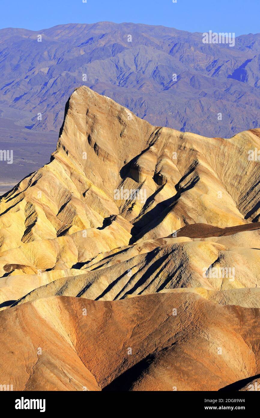 Farbige Gesteinsformationen bei Sonnenaufgang bin Zabriske Point, Death Valley Nationalpark, Kalifornien, USA Stockfoto