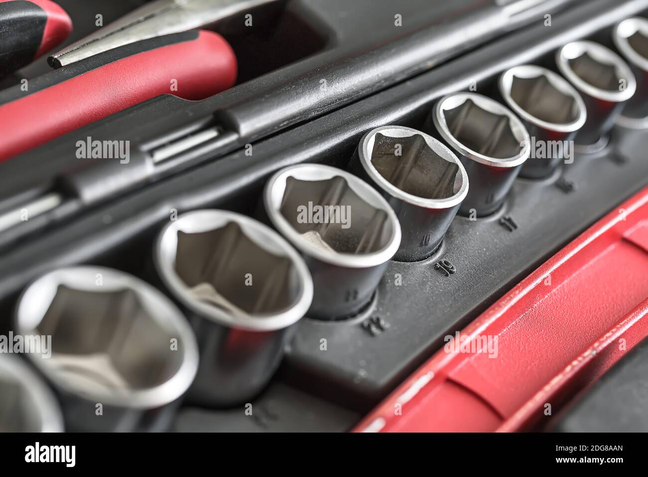 Toolbox mit schwarz-rot-Instrumente Stockfoto