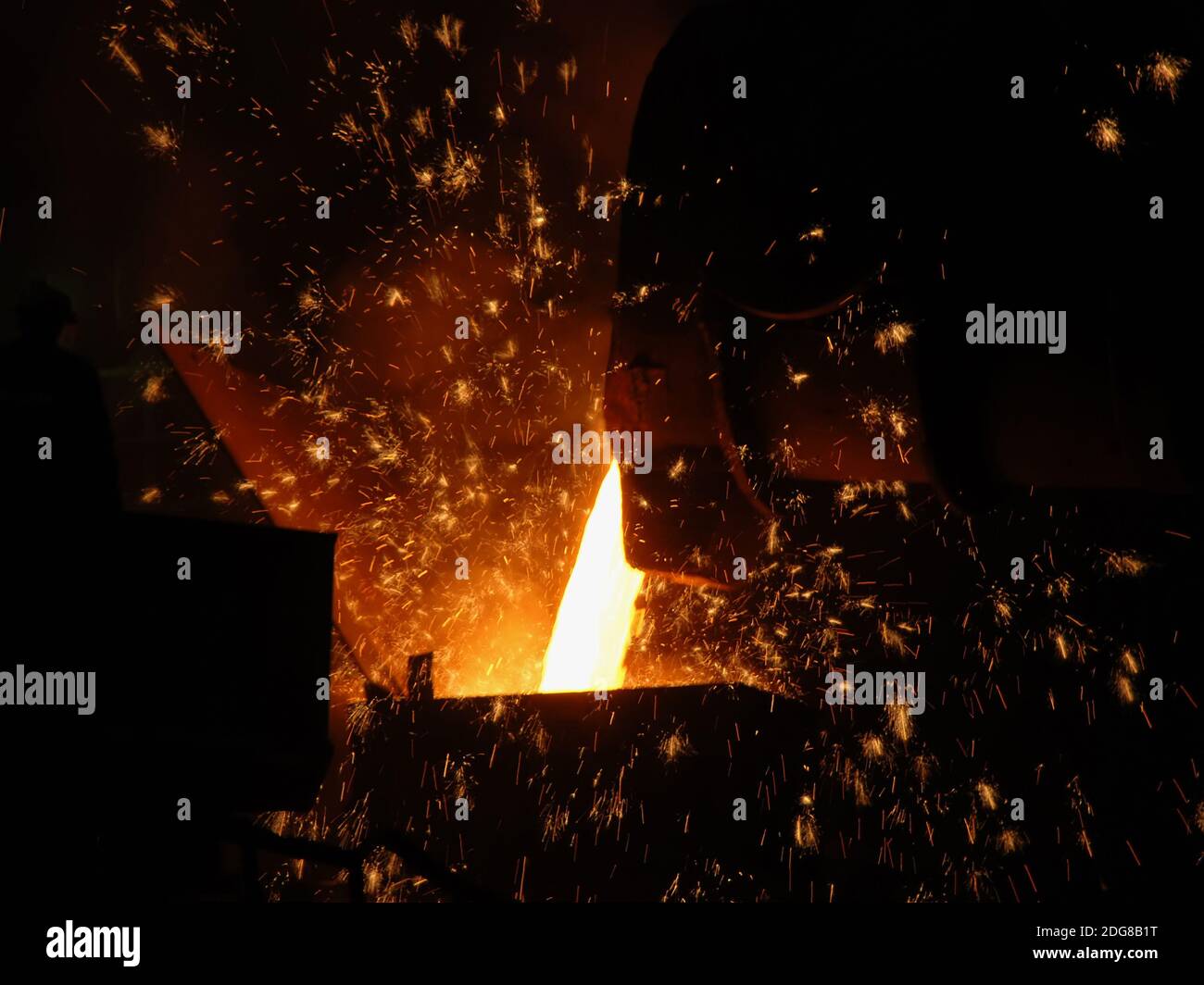 Schmelzen des Metalls in der metallurgischen Anlage Stockfoto