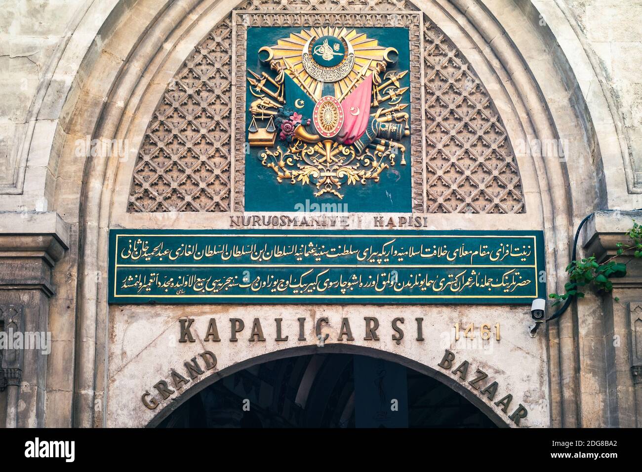 Istanbul, Türkei - 7. Juni 2014: Nuruosmaniye Tor am Großen Basar. Der Eingang zum überdachten Markt namens Bazar. Stockfoto