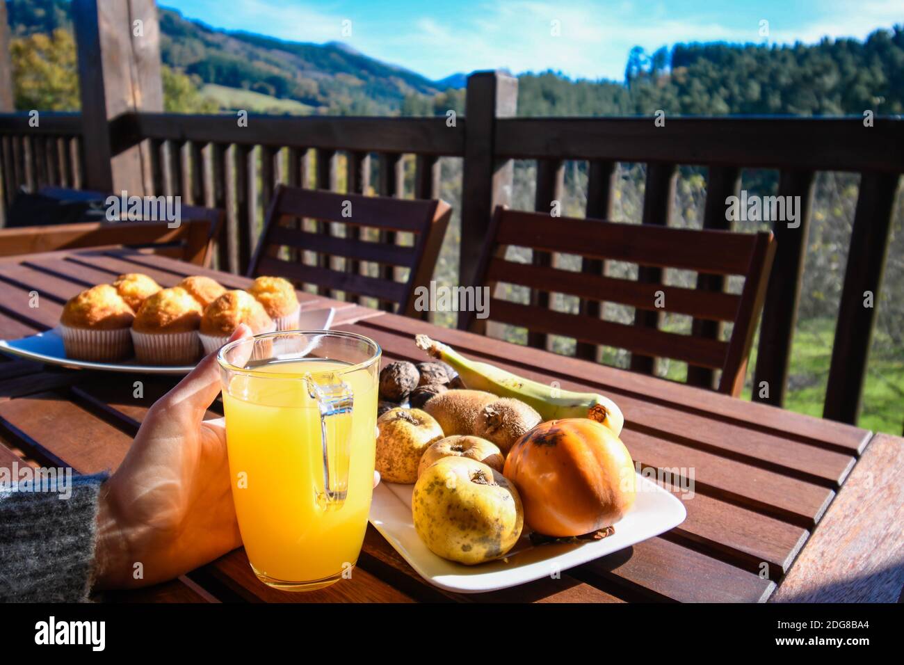 Friedliches Frühstück auf der Terrasse in der Sonne Stockfoto