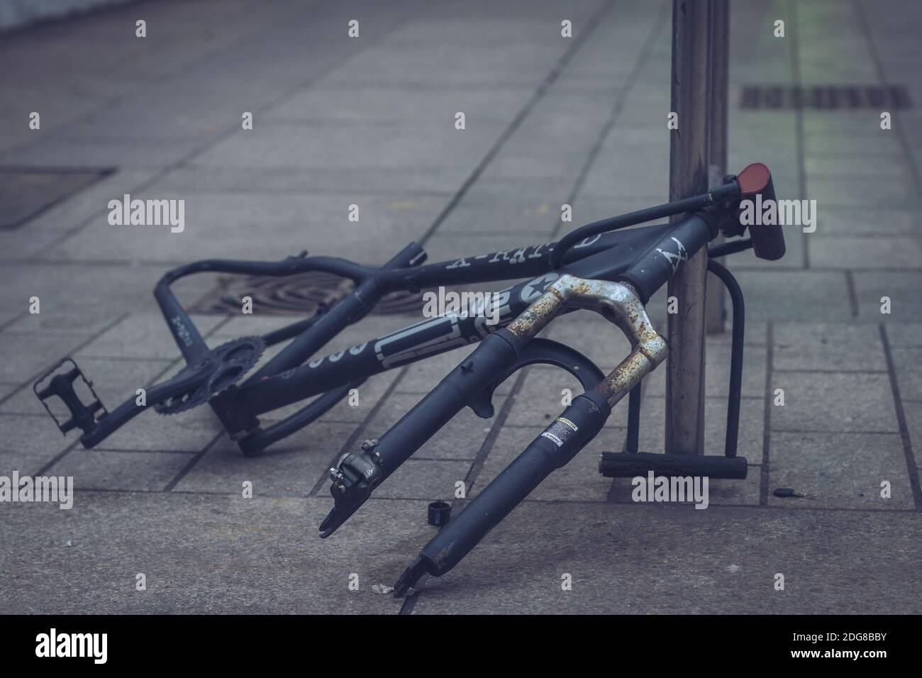 Die Überreste eines gesperrten Fahrrads. Stockfoto