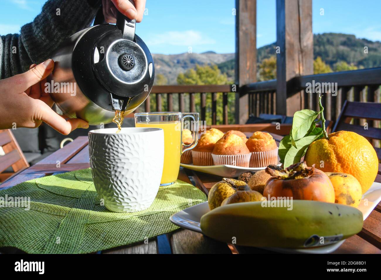 Friedliches Frühstück auf der Terrasse in der Sonne Stockfoto