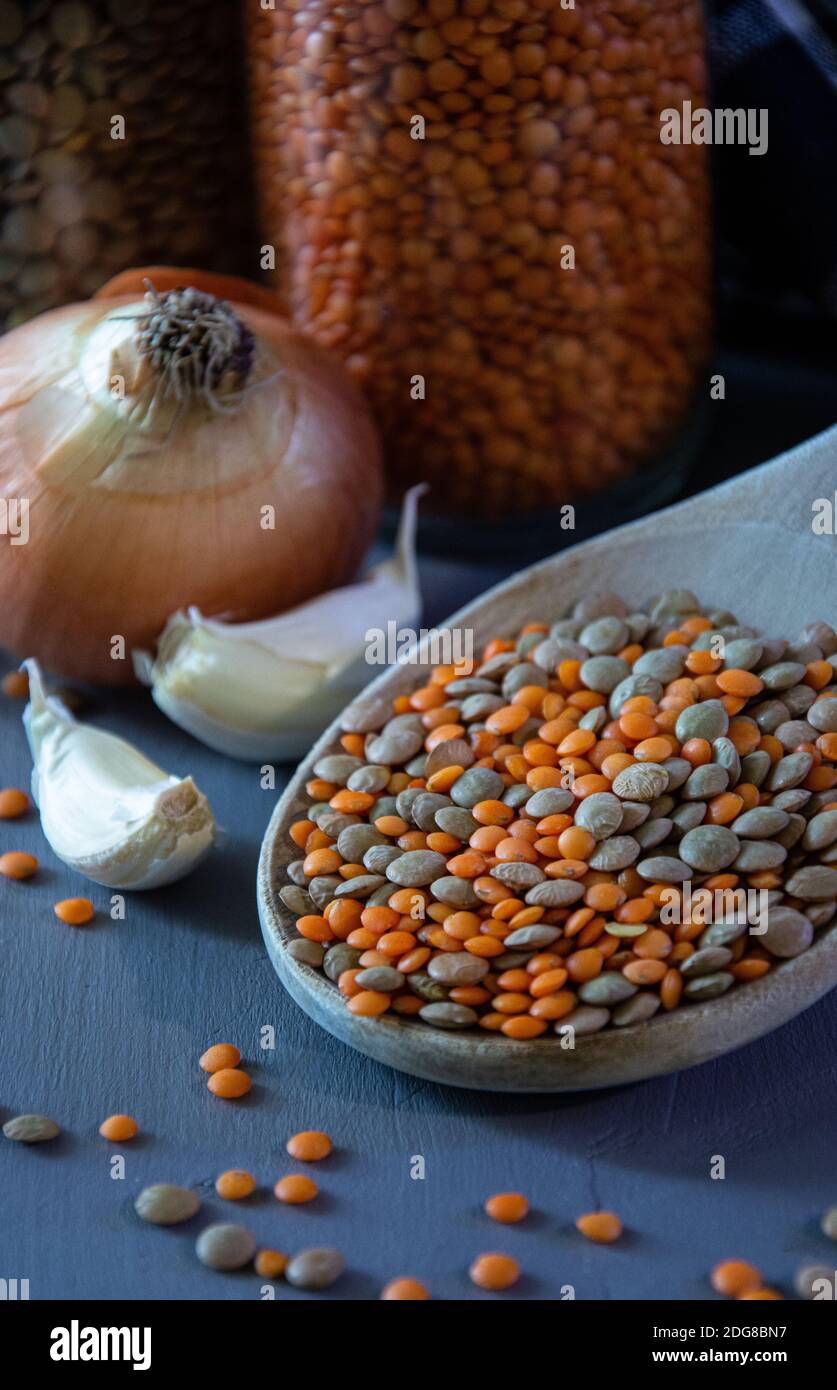 Rote und grüne Linsen Perlen mit Zwiebel und Knoblauch. Gesunde Lebensmittel, gesunde Lebensweise, Protein-Quellen für Vegetarier. Rote und grüne Linsenkörner in wo Stockfoto
