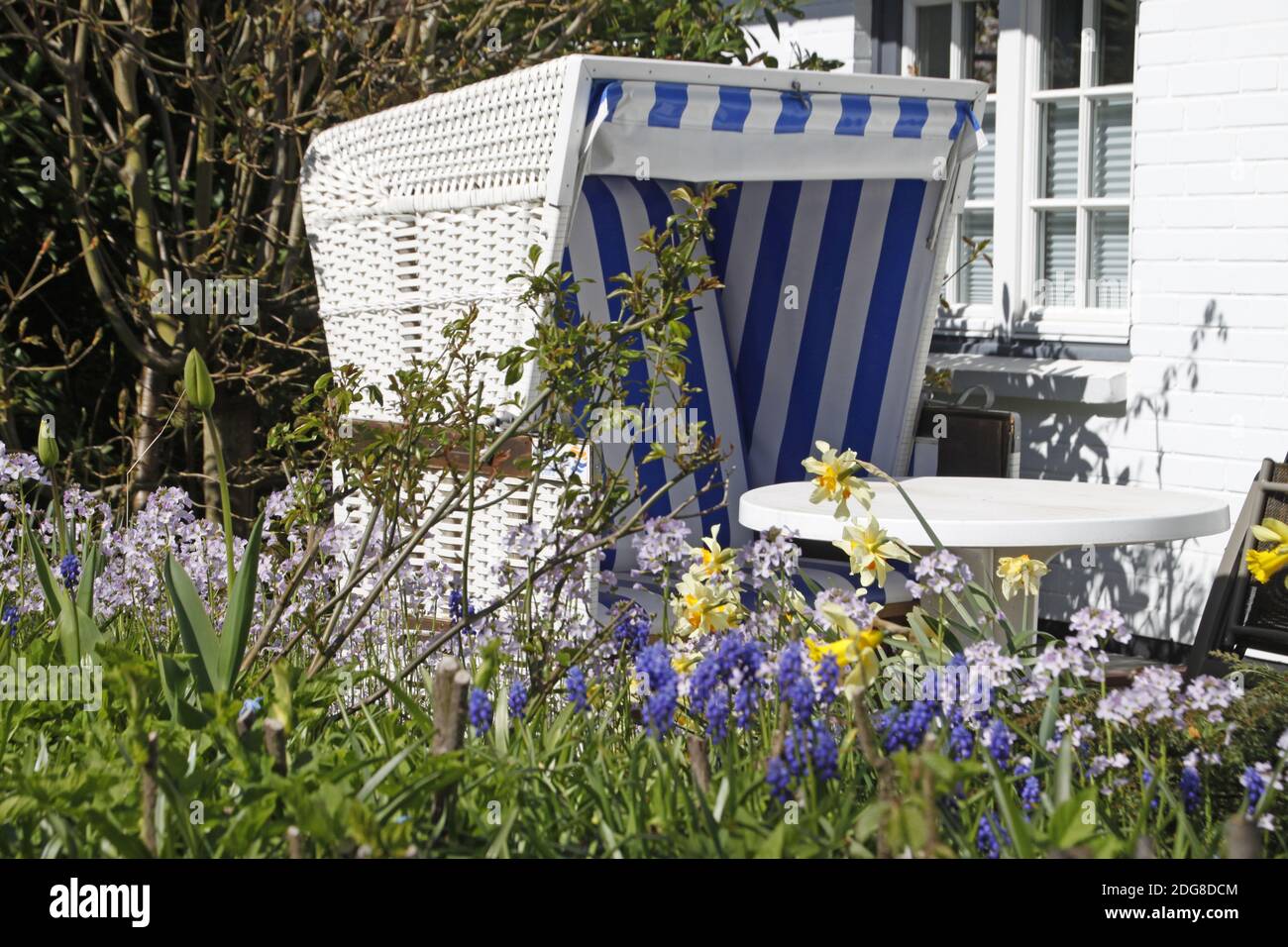 Liegestuhl im Garten Stockfoto