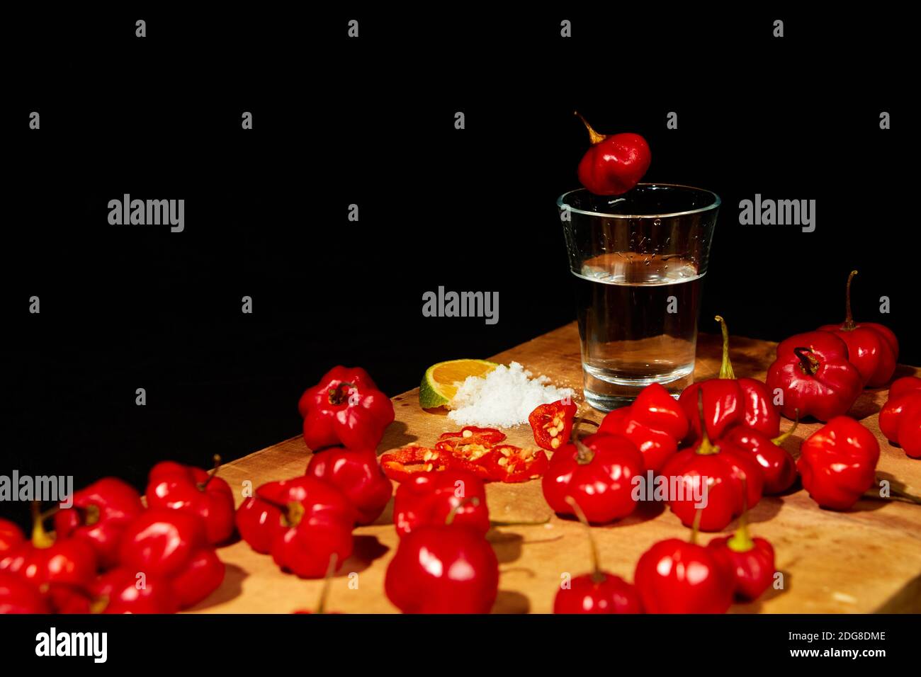 Traditionelle mexikanische Alkohol trinken. Sangrita, mit Tequila, Tomatensaft, scharfe Gewürze, Chili und Limette. Analog Bloody Mary. Auf rustikalem Holztisch cop Stockfoto