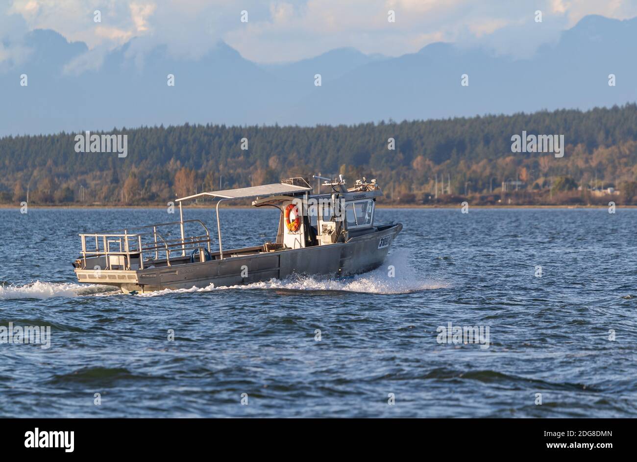 White Rock, BC, Kanada - Oktober 14,2020. Küstenpatrouillenboot im Meer. Reisefoto, selektiver Fokus, Blick auf die Straße. Stockfoto