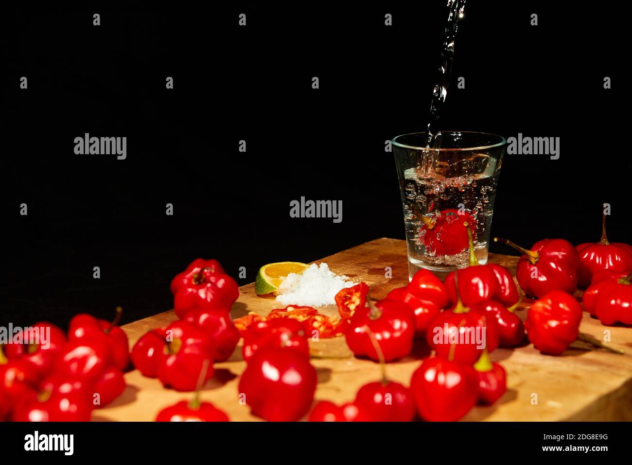 Traditionelle mexikanische Alkohol trinken. Sangrita, mit Tequila, Tomatensaft, scharfe Gewürze, Chili und Limette. Analog Bloody Mary. Auf rustikalem Holztisch cop Stockfoto