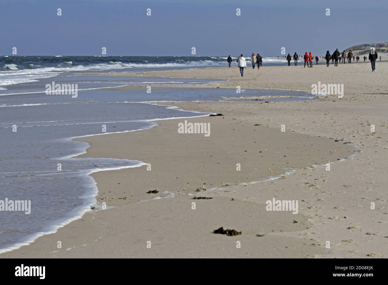 Spaziergänger am Strand von Westerland, Sylt, Deutschland Stockfoto