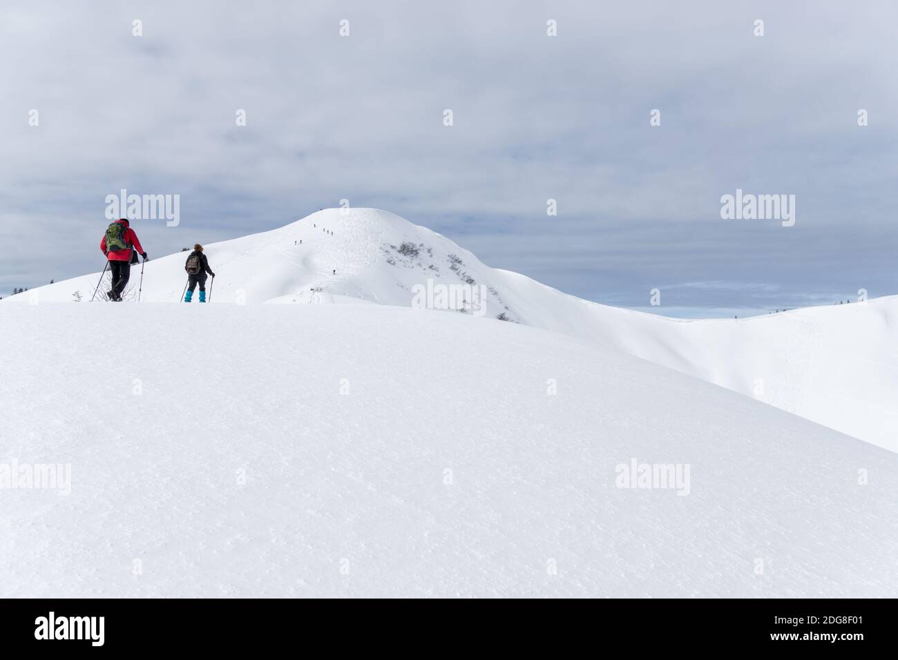 Seniorenpaar ist Schneeschuhwandern in alpinen Schnee Winter Berge. Allgau, Bayern, Deutschland. Stockfoto