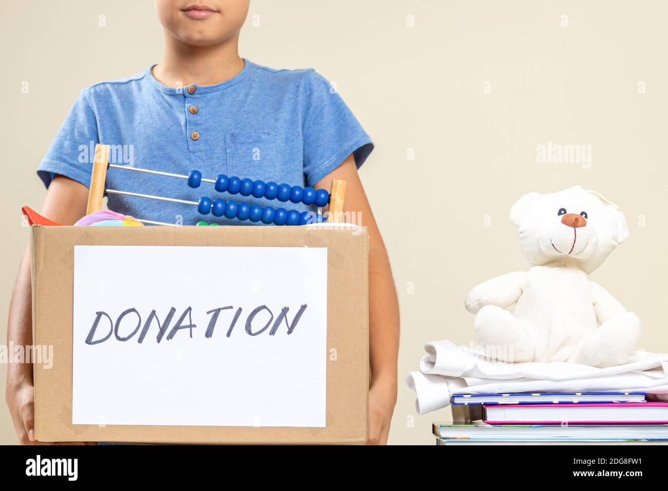 Volunteer mit Spielzeug, Kleidung, Bücher, Spende Waren in spenden Charity-Box Stockfoto