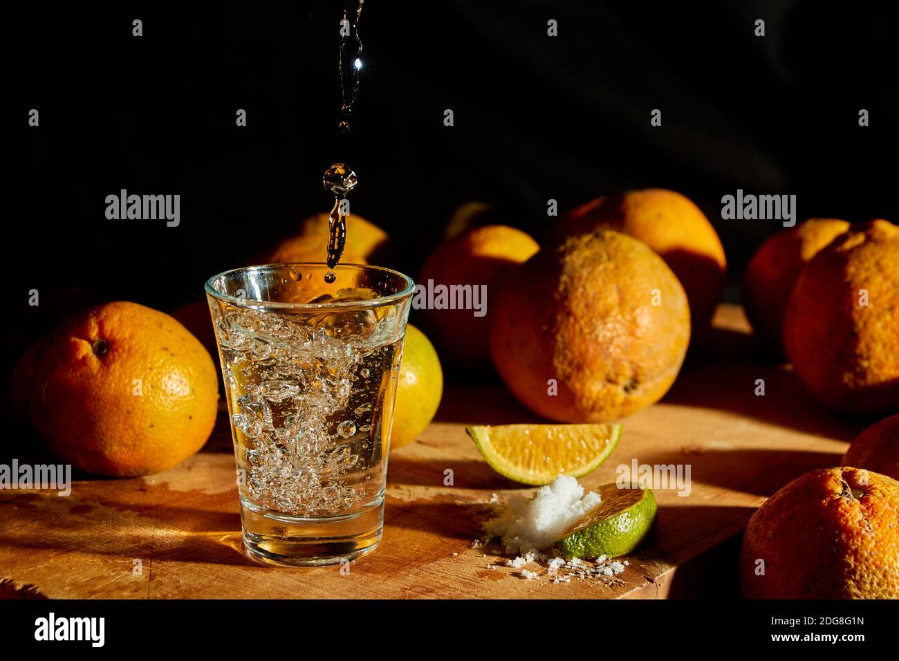 Mexikanisches traditionelles Alkoholgetränk, Salz und Zitrone Stockfoto