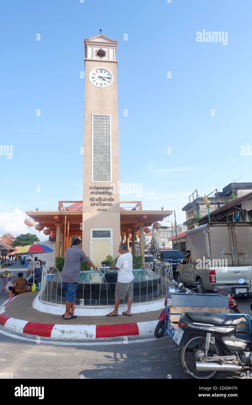 Dieser thailändisch-vietnamesische Uhrenturm ist ein berühmtes Symbol der Freundschaft zwischen den beiden Ländern. Touristen machen gerne ein Foto von diesem Turm. Stockfoto