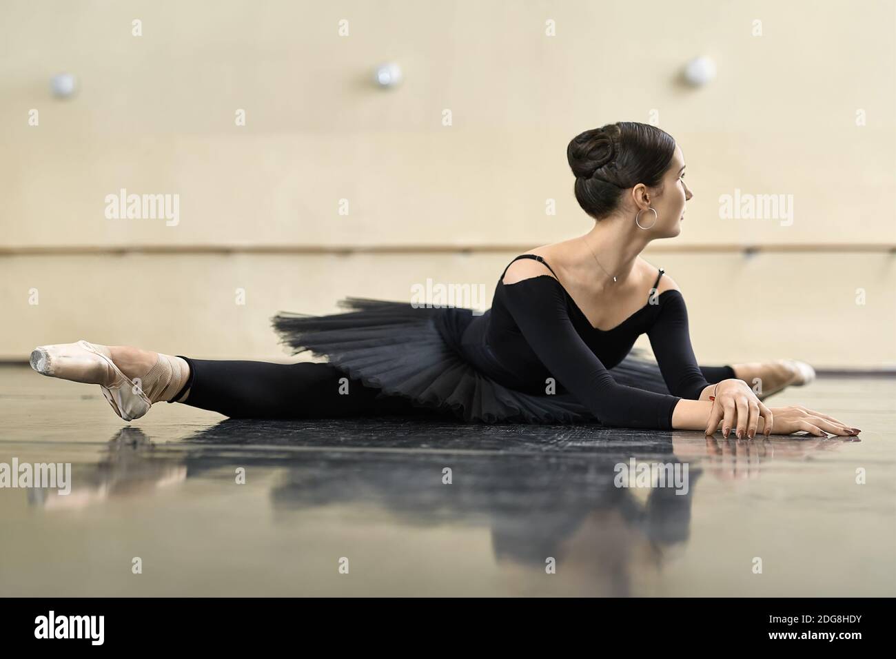 Ballerina posiert im Tanzsaal Stockfoto