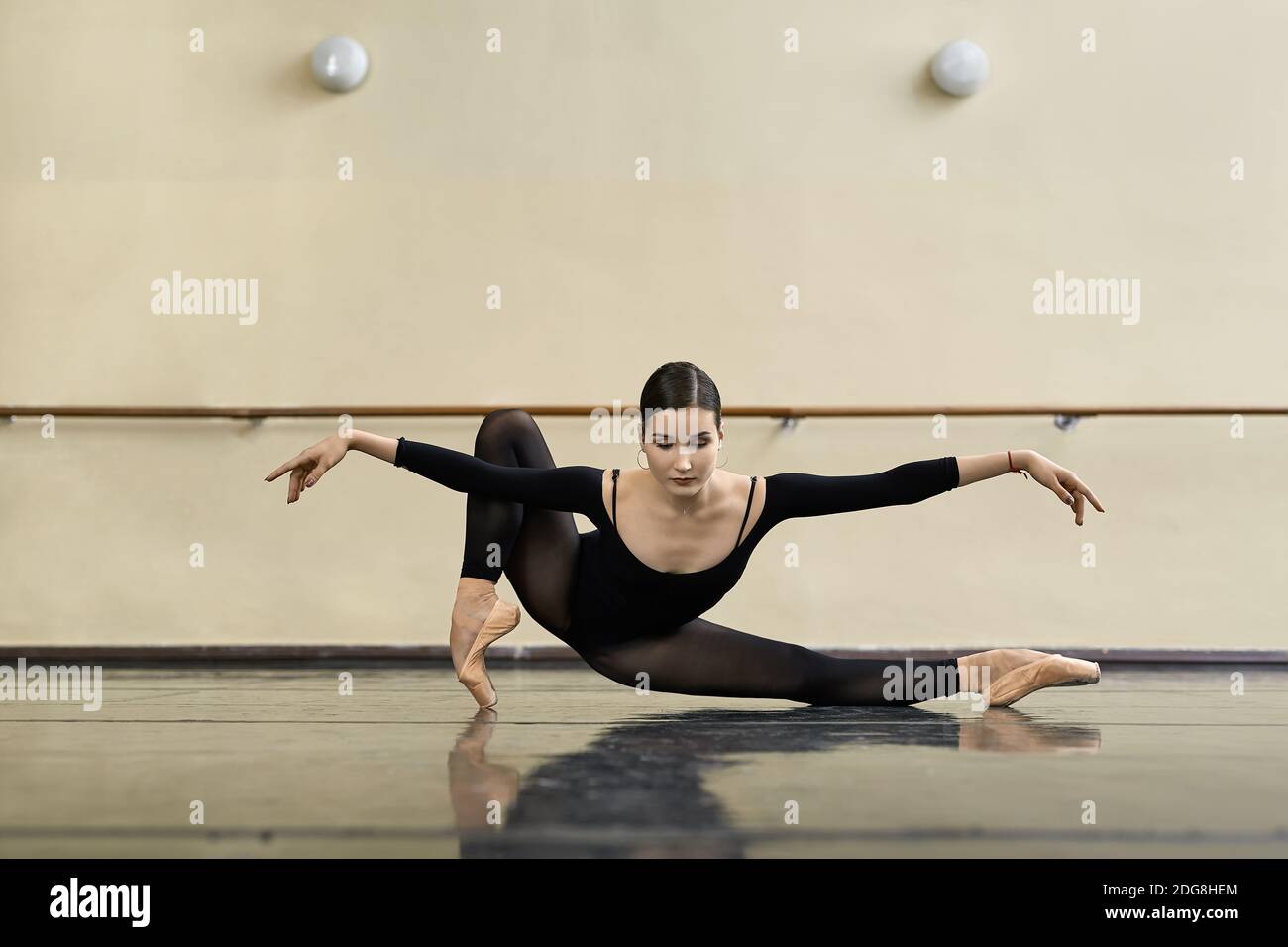 Ballerina posiert im Tanzsaal Stockfoto