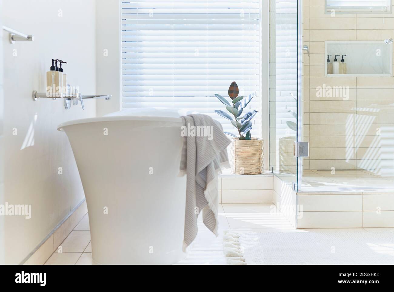 Sonnige weiße moderne Haus Schaufenster Innen-Badezimmer mit Badewanne Stockfoto