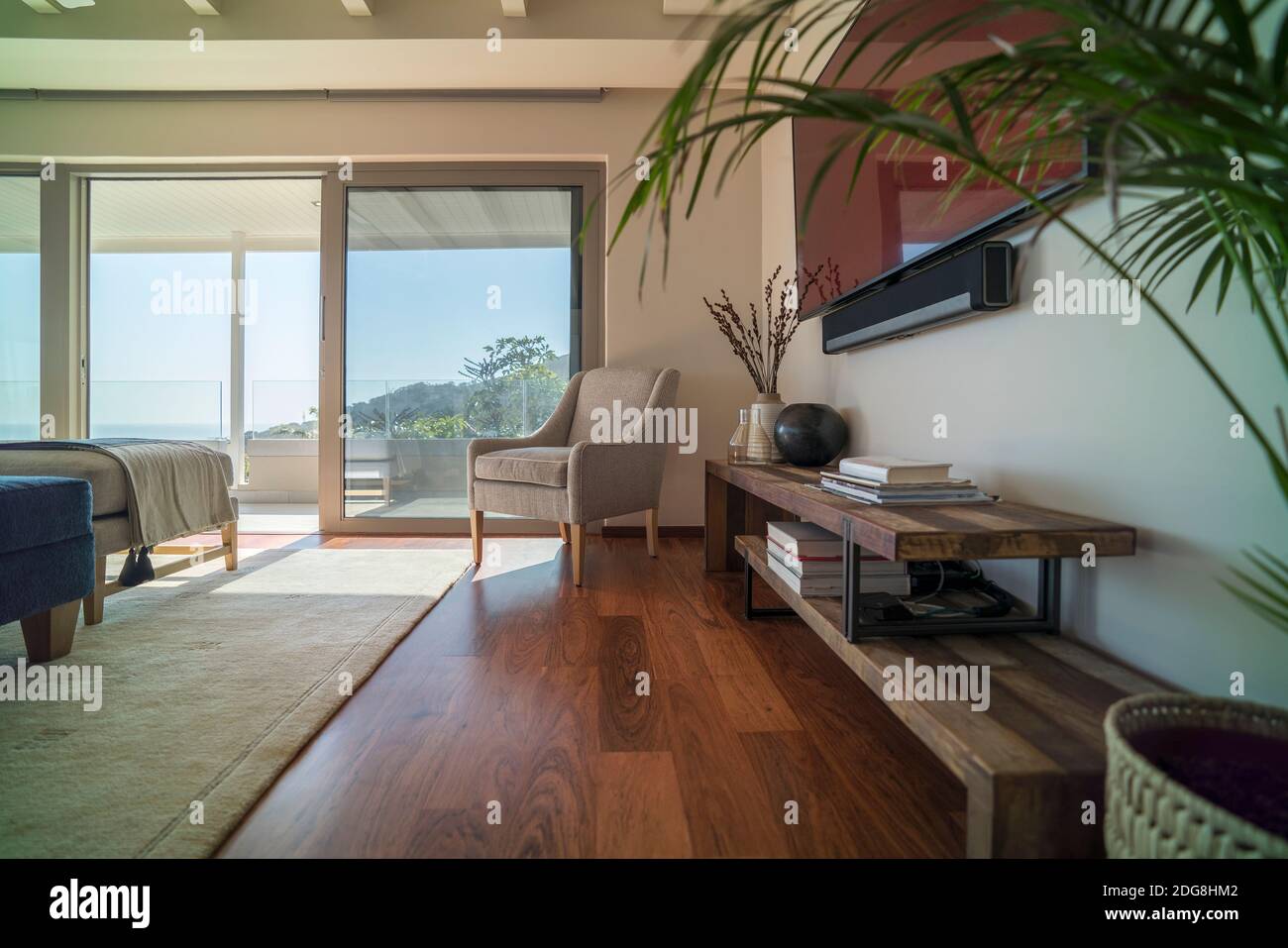 Sessel im Wohnzimmer mit Holzboden Stockfoto