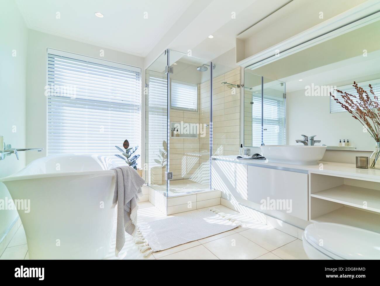 Sonnige helle weiße Haus Schaufenster Innenraum Badezimmer Stockfoto