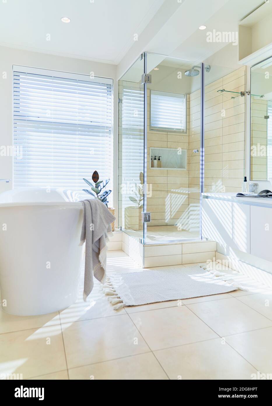 Modernes, sonniges Haus mit Innenbadezimmer mit Badewanne Stockfoto