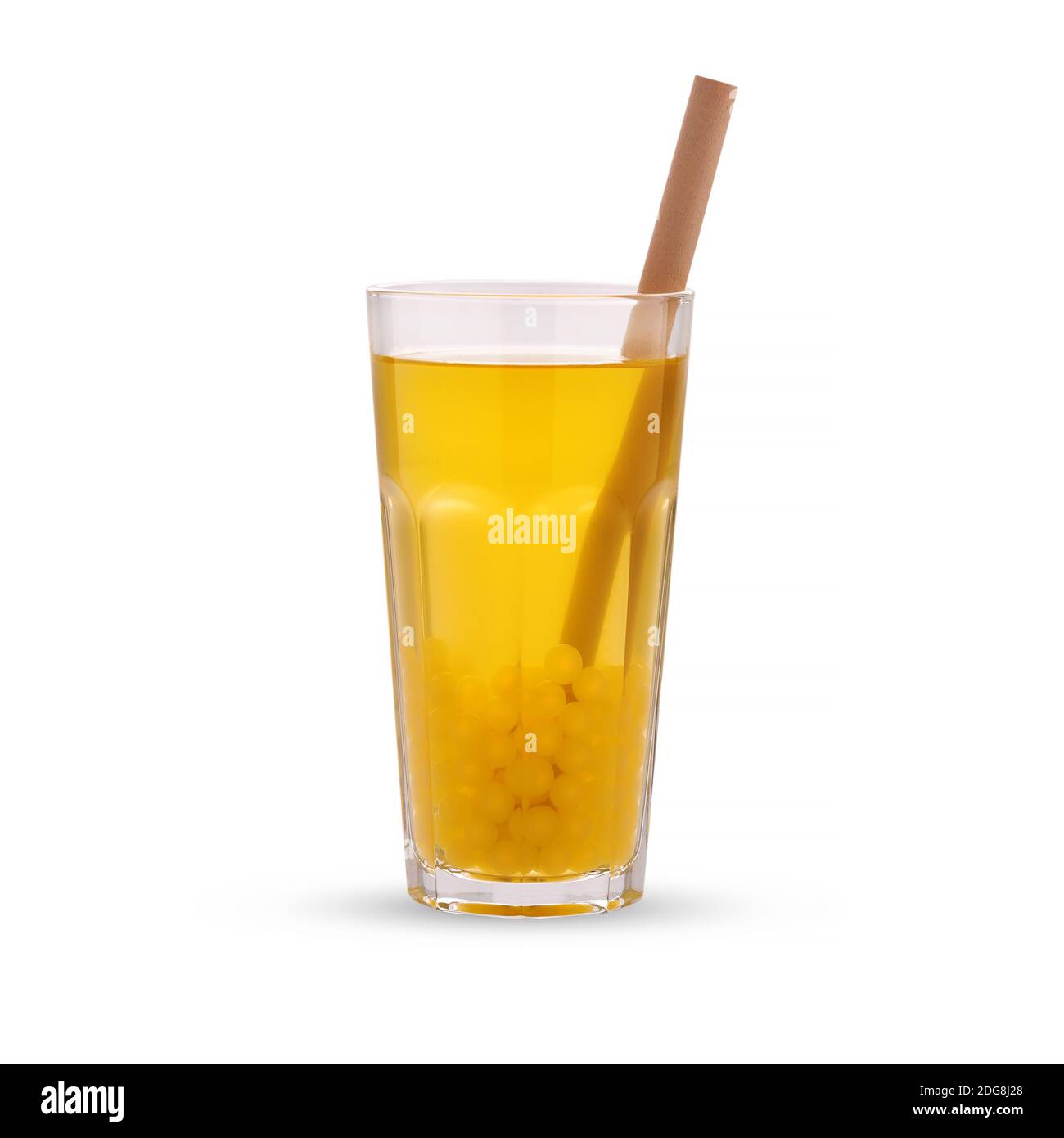 Gelber Bubble-Tee mit gelben Tapioka-Perlen im Glasbecher, isoliert auf weißem Hintergrund. Stockfoto