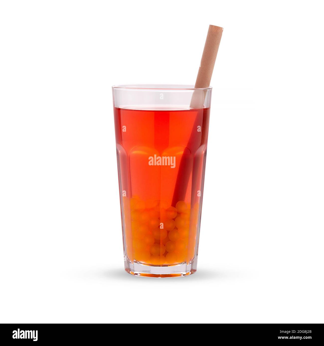 Roter Bubble-Tee mit orangefarbenen Tapioka-Perlen im Glasbecher, isoliert auf weißem Hintergrund. Stockfoto