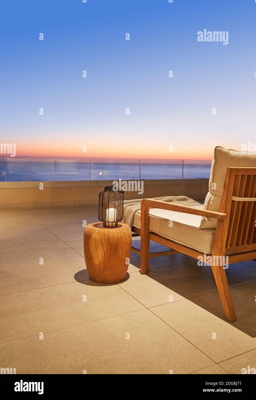Laterne und Beistelltisch auf Luxus-Terrasse mit Sonnenuntergang Ozean Anzeigen Stockfoto