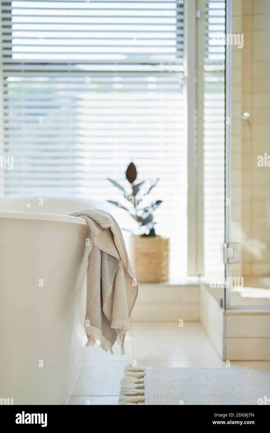 Handtuch hängend über Badewanne in Luxus Hause Vitrine Badezimmer Stockfoto
