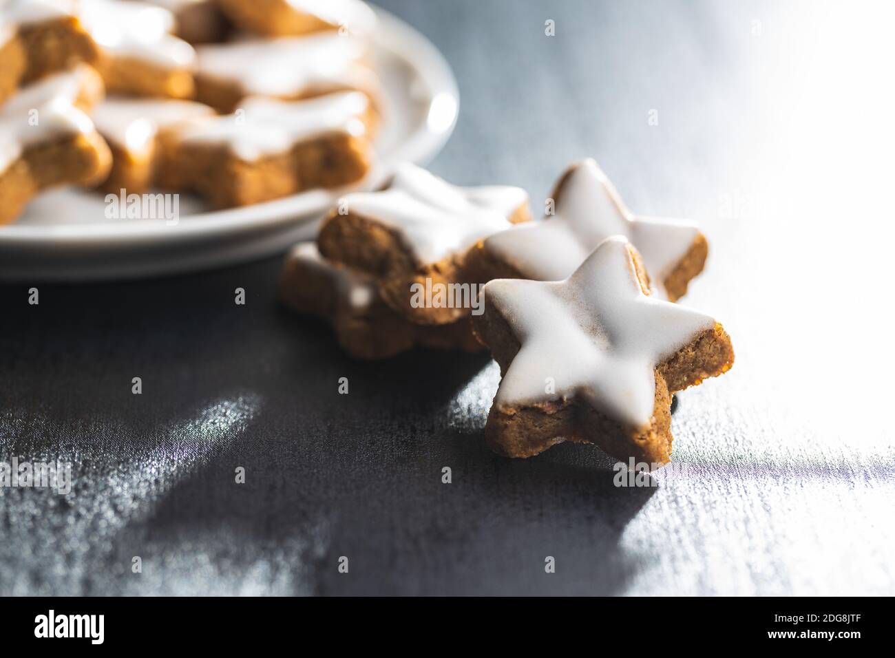 Eiswürfchen Lebkuchensterne. Traditionelle Weihnachtskekse auf schwarzem Tisch. Stockfoto