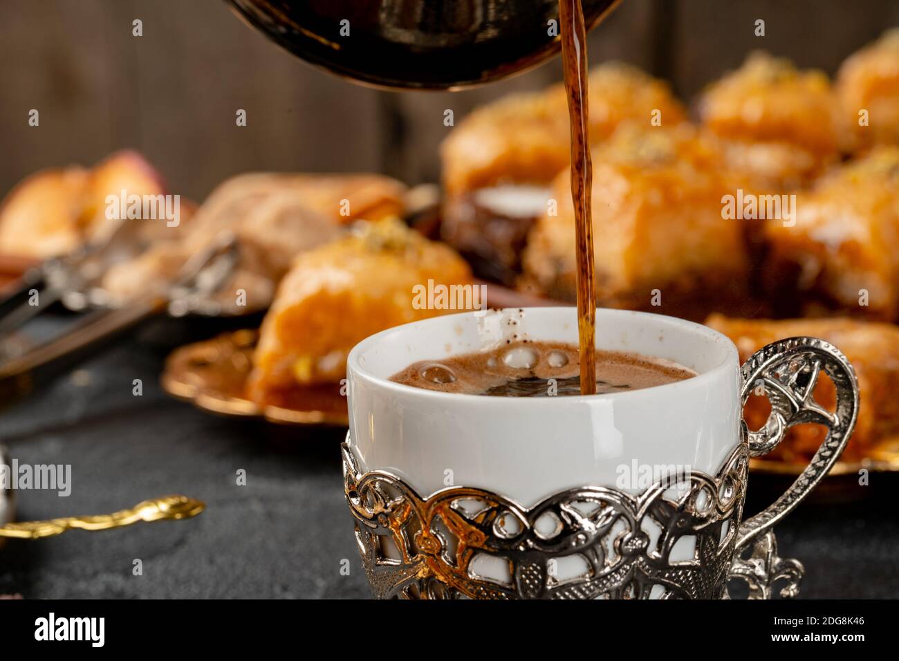 Tasse Kaffee und türkisches Gebäck auf dunkler Oberfläche Stockfoto