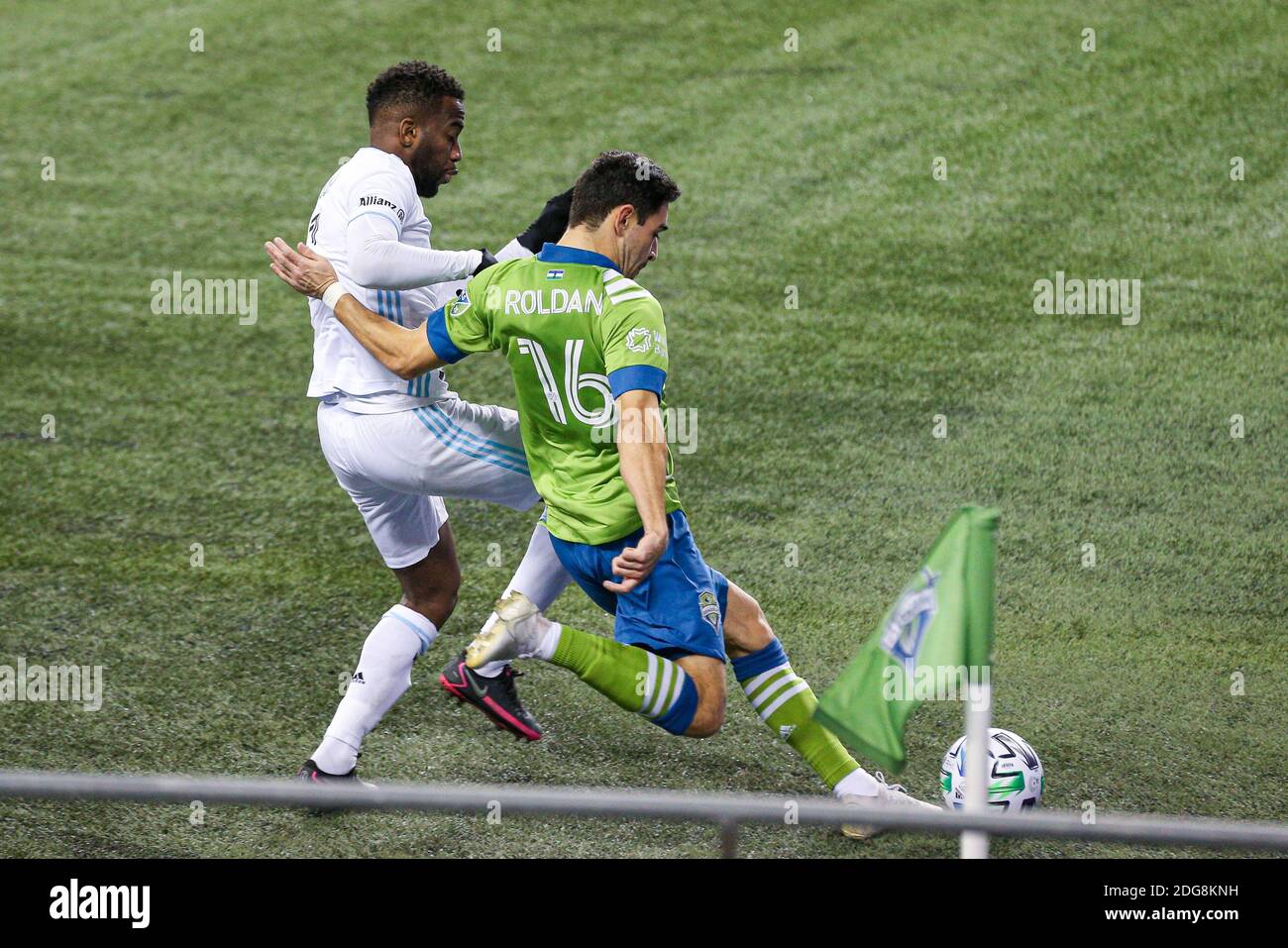 Seattle Sounders Mittelfeldspieler Alex Roldan (16) schießt den Ball vorbei Minnesota United Mittelfeldspieler Kevin Molino (7) in der zweiten Halbzeit Der MLS Wester Stockfoto