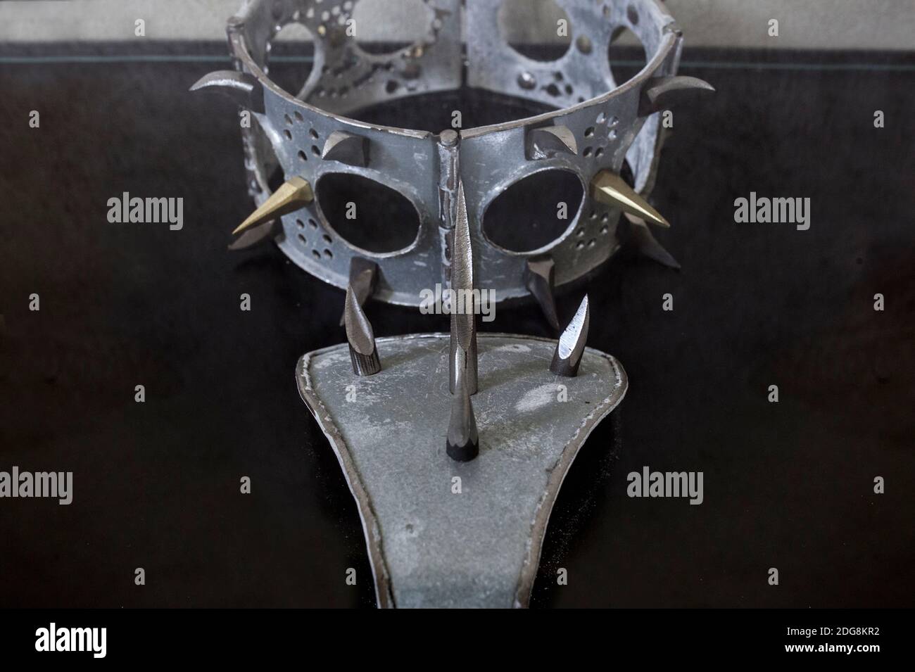 La Garganta, Spanien - 21. November 2020: Wolf Halsband, entworfen, um Schutzhunde vor Wölfen zu schützen. Iberian Wolf Visitors Center, La Garganta, Caceres, S Stockfoto