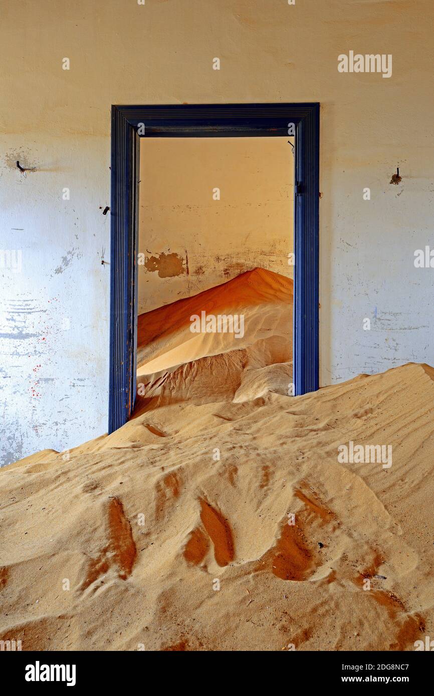 Von Dünen und Wüstensand eingenomene Wohngebäude, Arbeitsgebäude in der ehemaligen Diamantenstadt Kolmanskuppe, Kolmanskop, heute eine Geisterstadt b Stockfoto