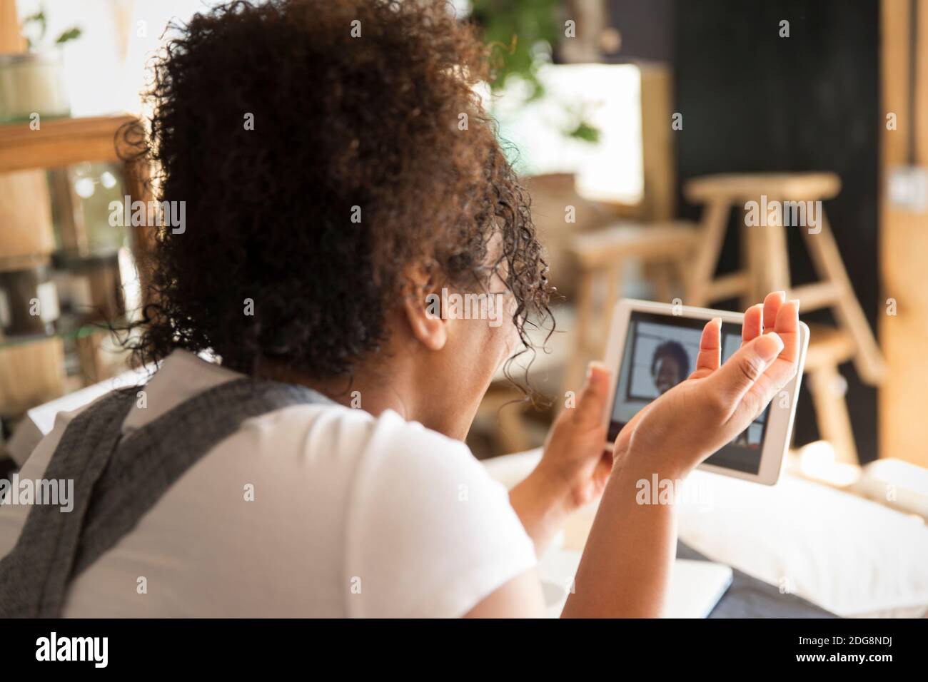 Weibliche Shop-Besitzer Video chatten mit Freund auf digitalen Tablet Stockfoto