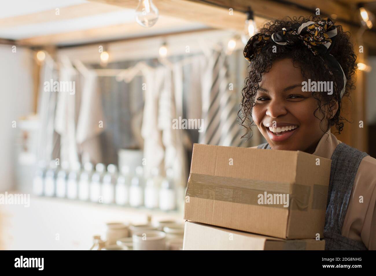 Portrait glücklich weibliche Shop Besitzer mit Boxen Stockfoto