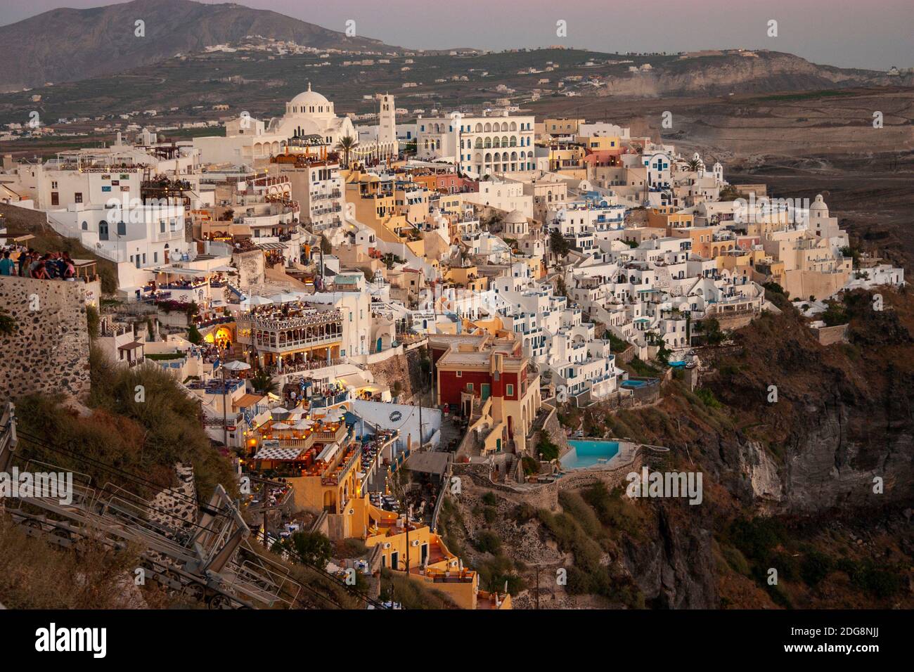 FIRA, Santorini, Griechenland - 21. Juli 2004: Einbruch der Dunkelheit auf Fira, der Hauptstadt der Insel Santorini (oder Thira) in den Kykladen Stockfoto