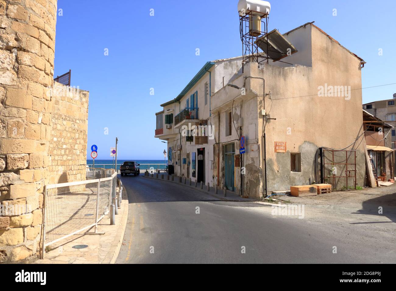 September 30 2020 - LARNACA, ZYPERN: Sonniger Tag auf der Promenade von Finikoudes, ruhiges Leben wegen der Corona-Pandemie Stockfoto