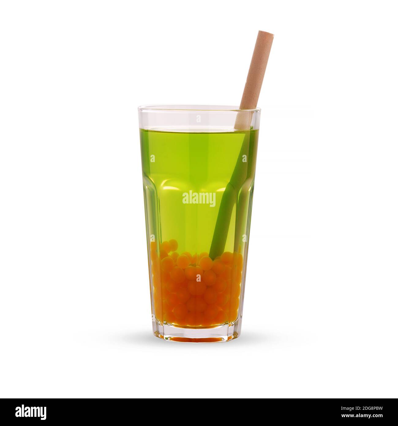 Grüner Bubble-Tee mit orangefarbenen Tapioka-Perlen im Glasbecher, isoliert auf weißem Hintergrund. Stockfoto