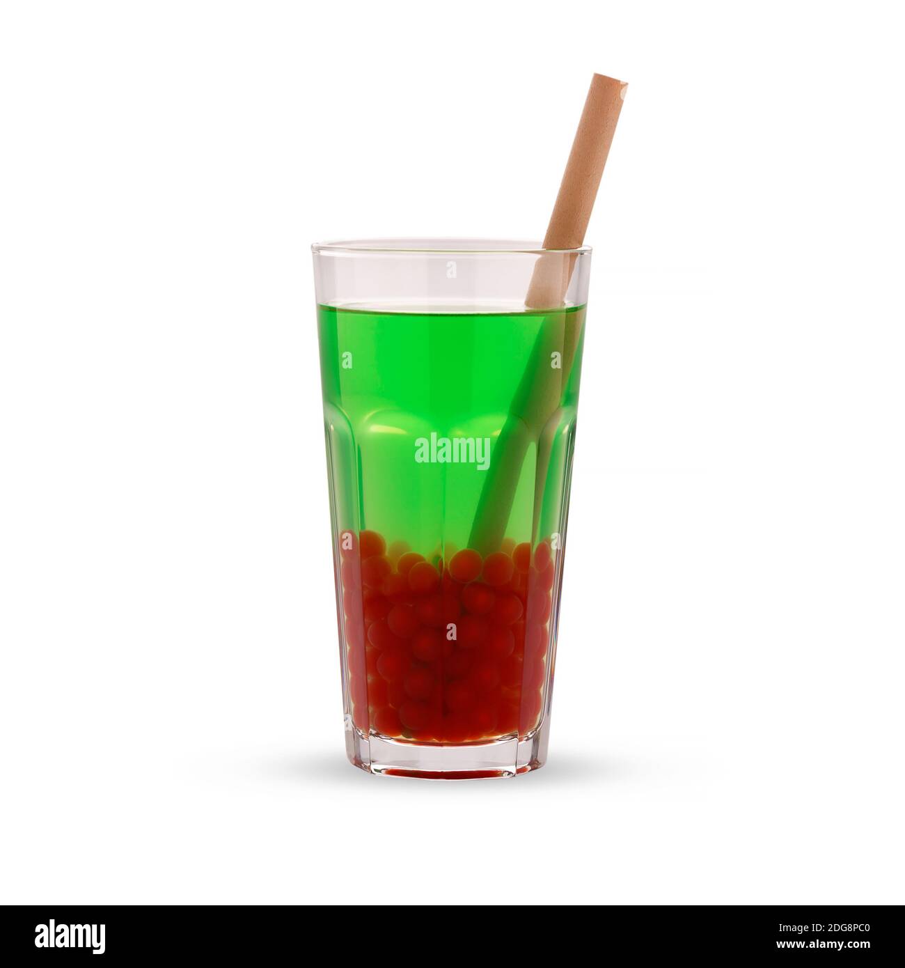 Grüner Bubble Tee mit roten Tapioka Perlen in Glas Becher, isoliert auf weißem Hintergrund. Stockfoto