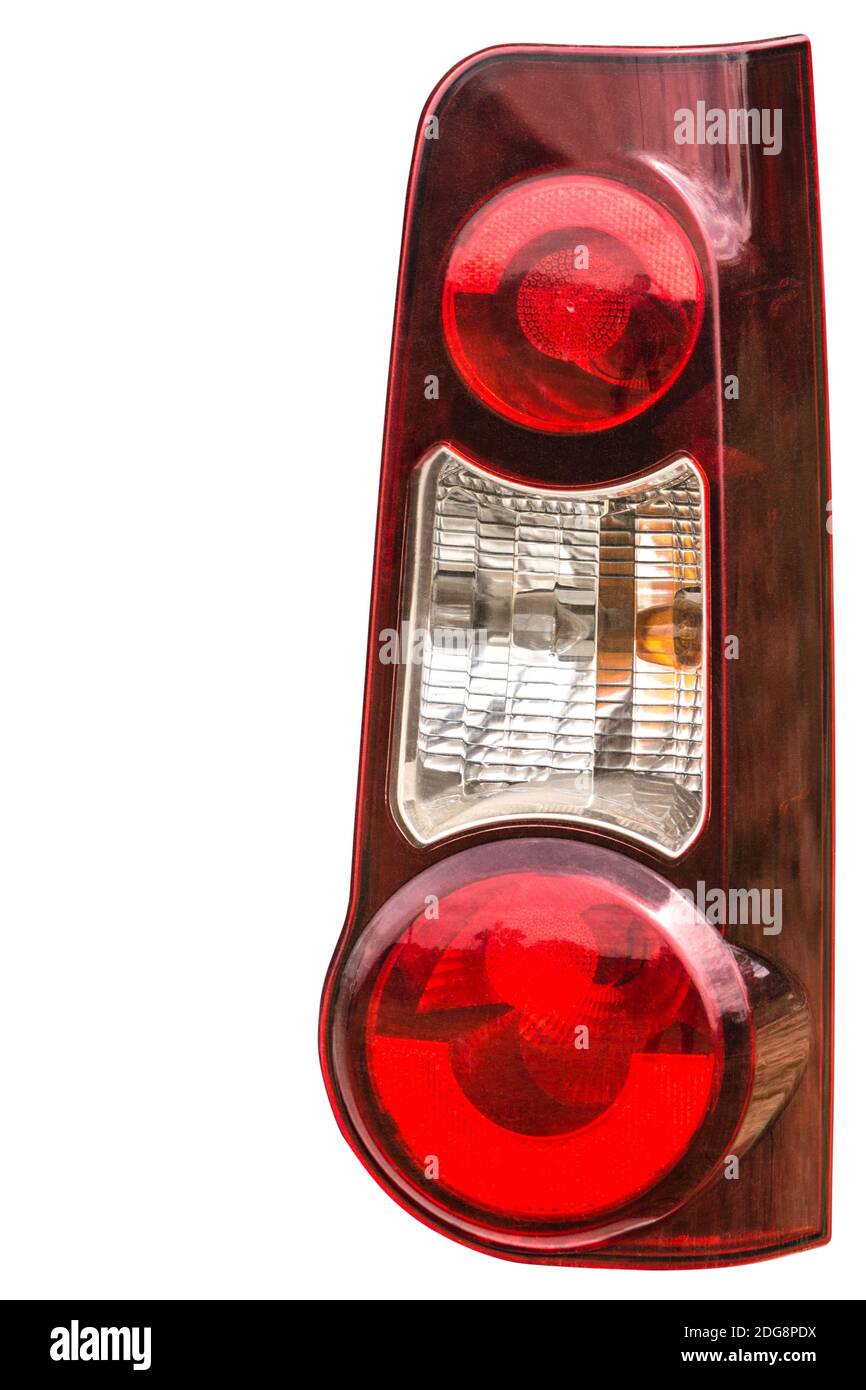 Rücklicht auf einem modernen renommierten Auto, auf weißem Hintergrund, mit Freistellungspfad Stockfoto