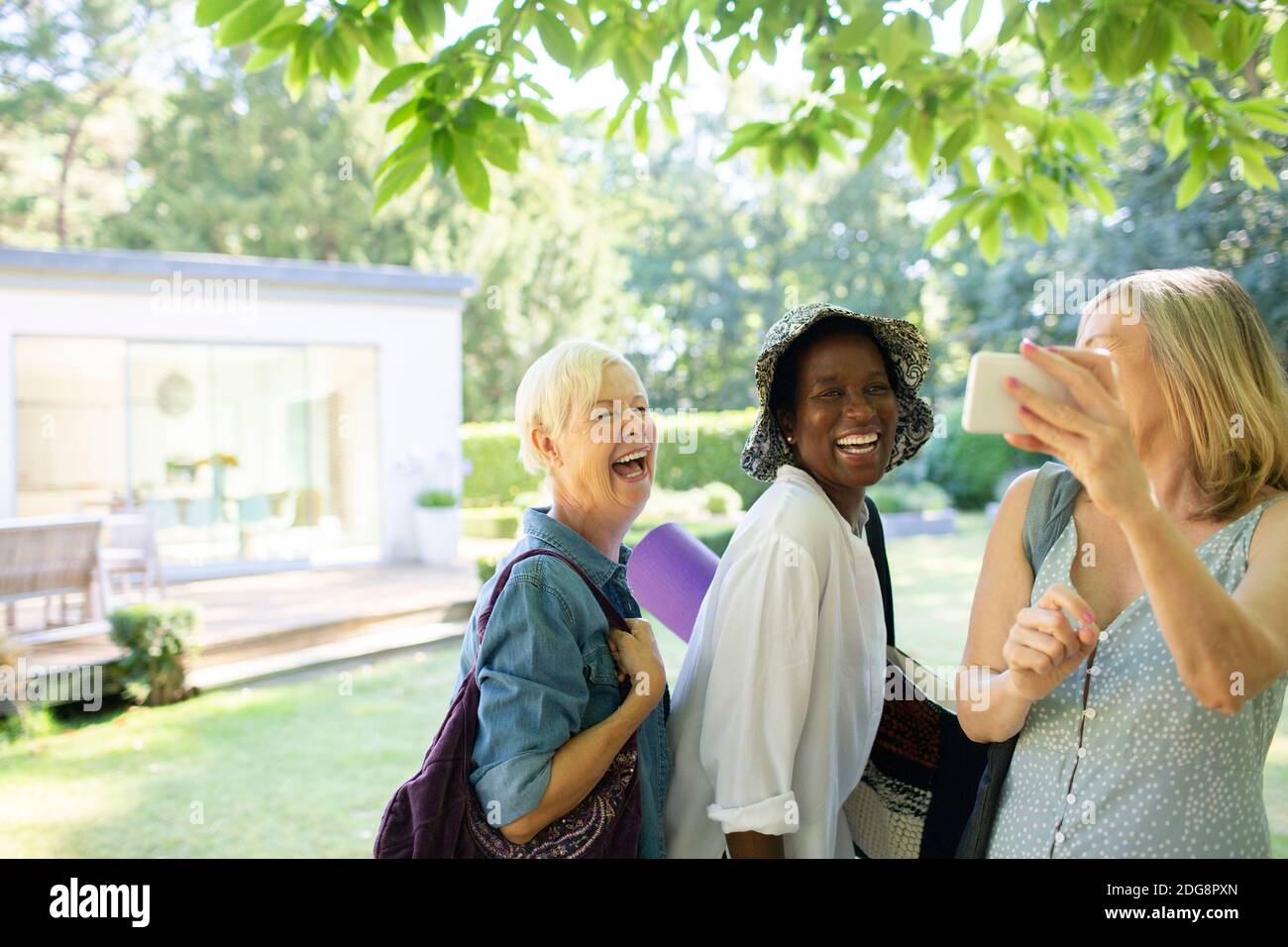 Glückliche ältere Frauen Freunde nehmen Selfie im Sommergarten Stockfoto