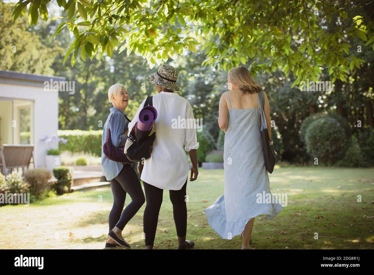 Glückliche ältere Frauen Freunde mit Yoga-Matte im Sommergarten Stockfoto