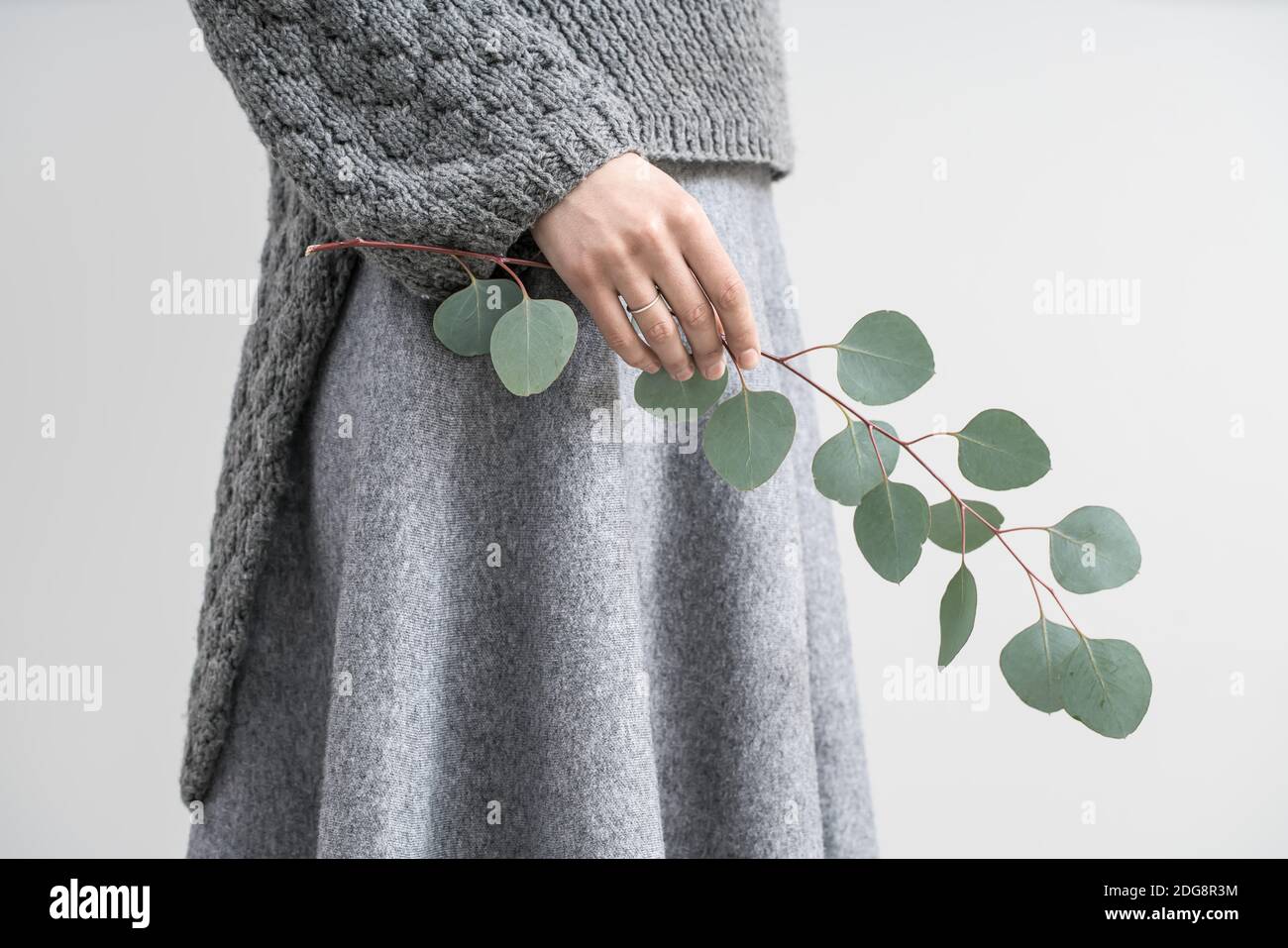 Girl posiert mit Eukalyptus Zweig Stockfoto