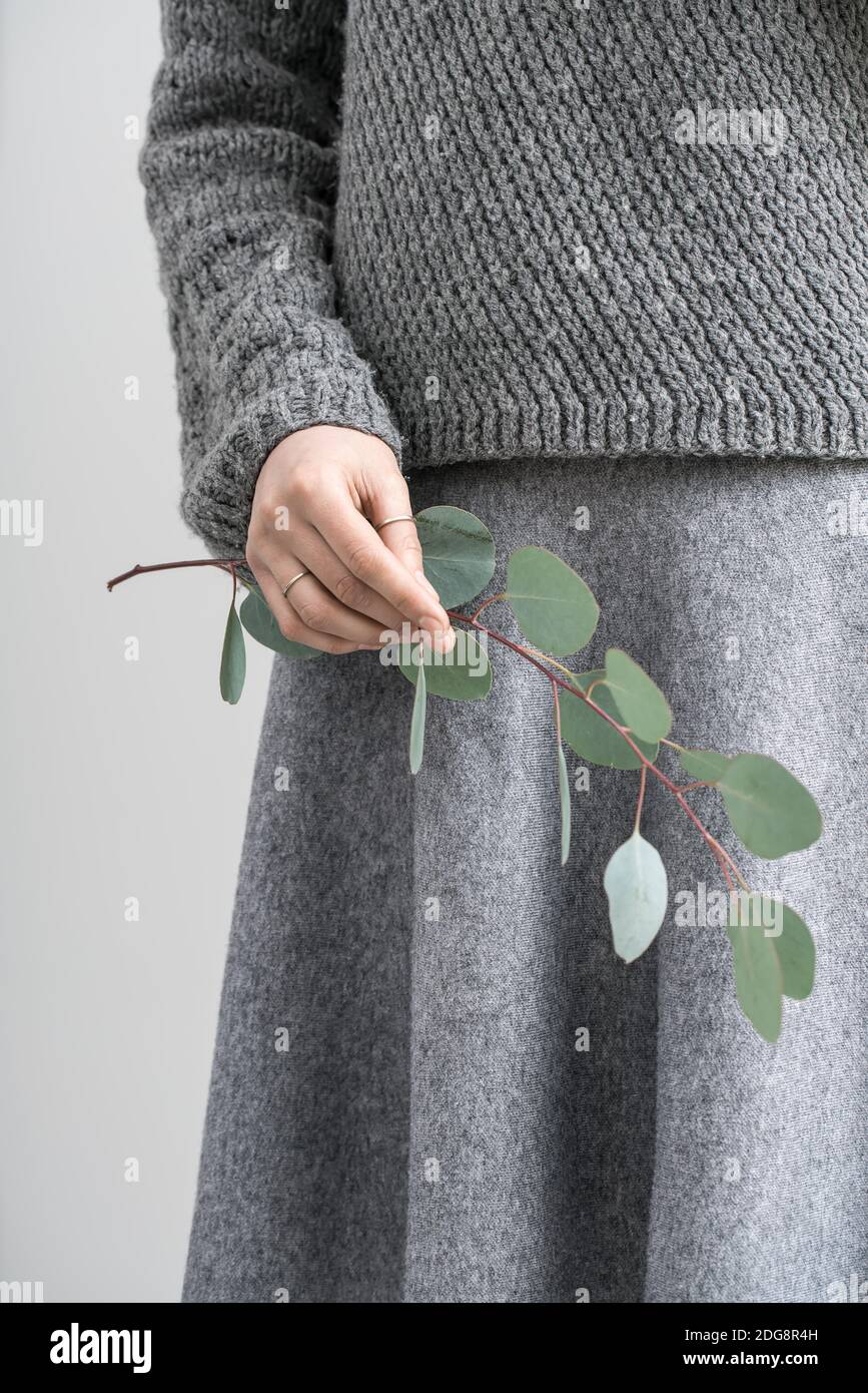 Girl posiert mit Eukalyptus Zweig Stockfoto