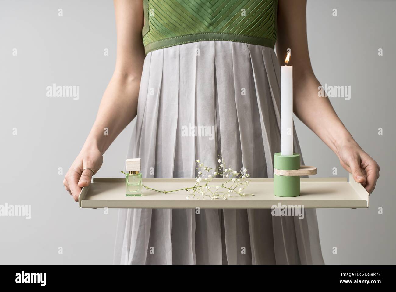 Mädchen mit beige Metall Fach Stockfoto